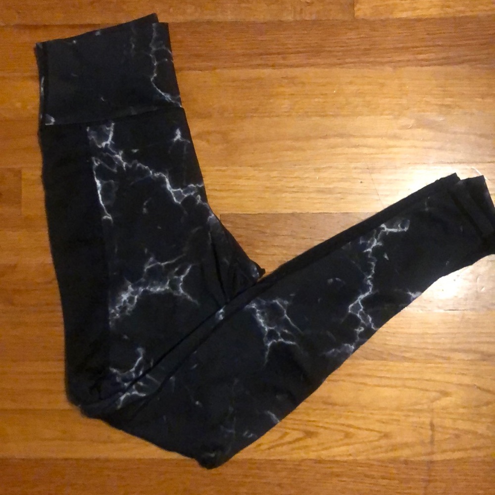 Buff bunny black marble leggings